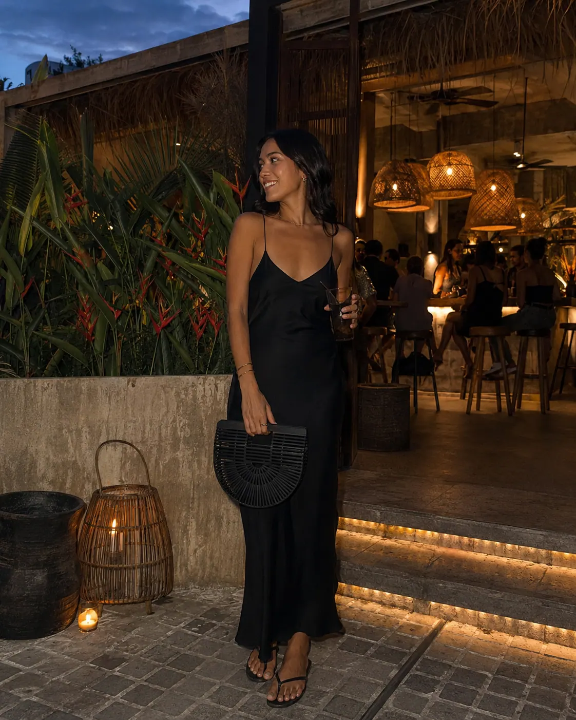 BUMI Bambustasche – schwarz maxikleid strandrestaurant abend