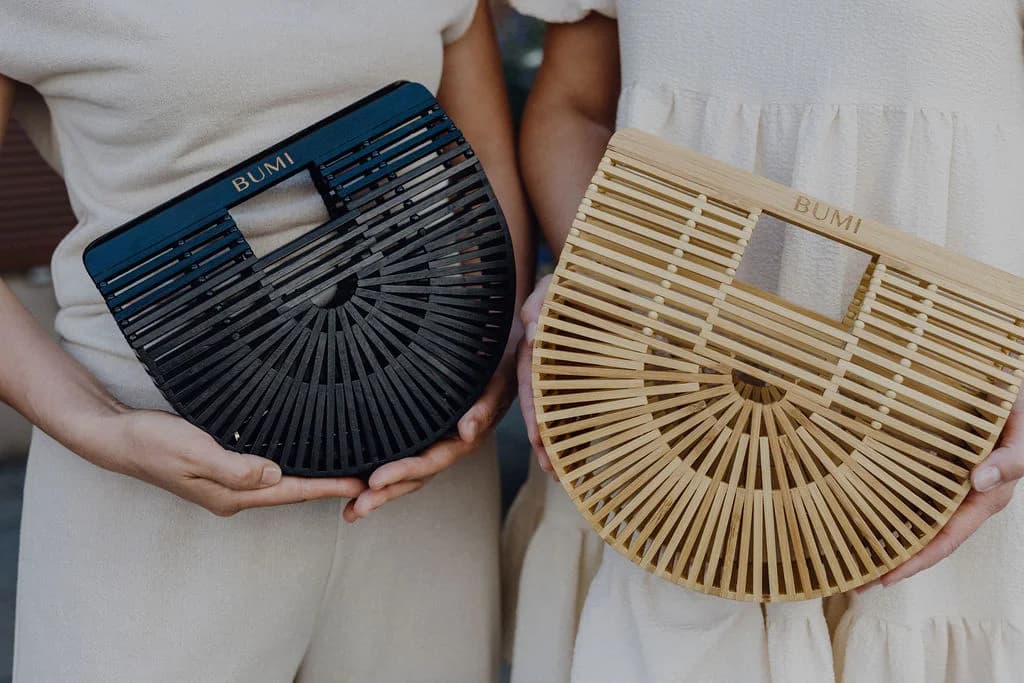 Kundinnen mit BUMI Bags in Natur und Schwarz – authentische Geschichten.