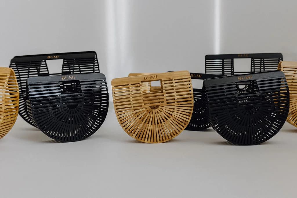 BUMI Bags in Natur und Schwarz nebeneinander – Größenmix.