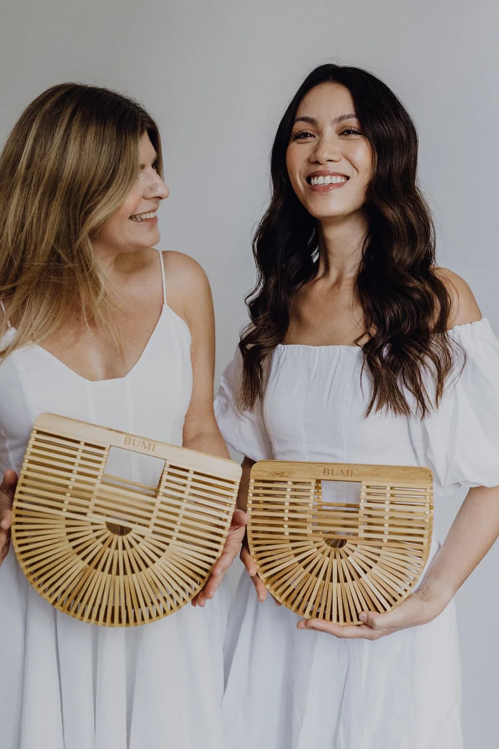 Zwei Frauen lachen mit BUMI Bambus-Taschen