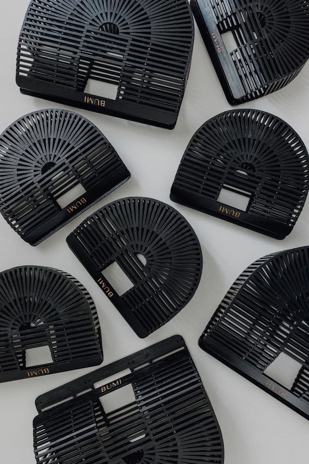 BUMI Bambus-Taschen Flatlay in Schwarz - Jetzt entdecken