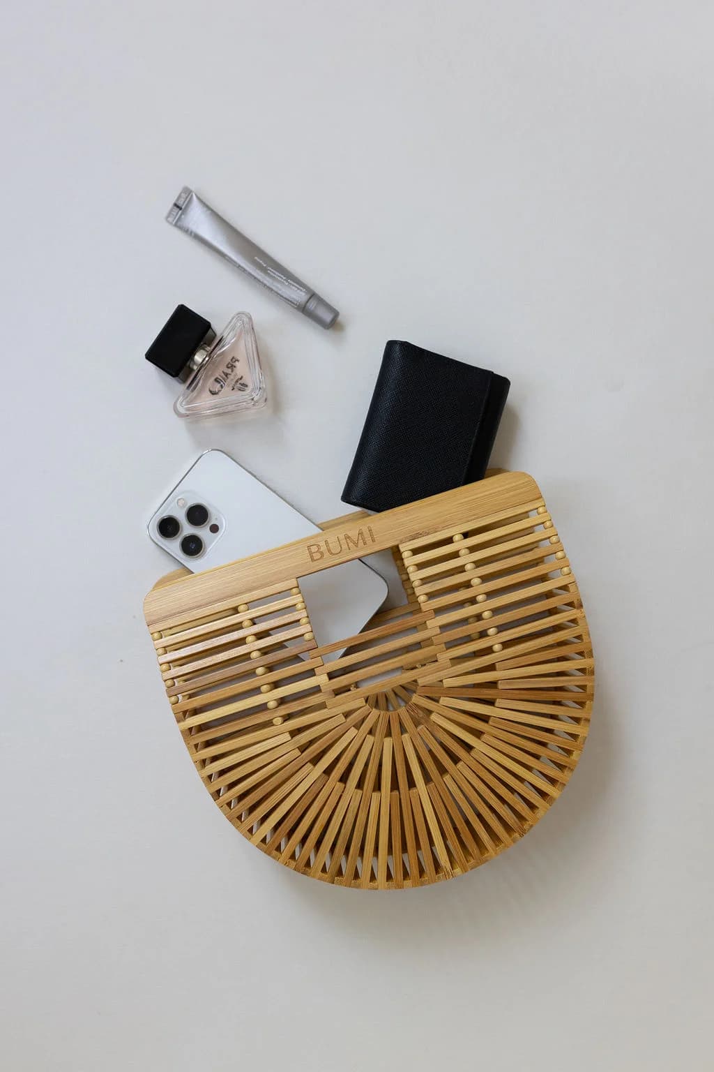 BUMI Bag S – kompakte Größe für Handy, Karten und Lippenbalsam.