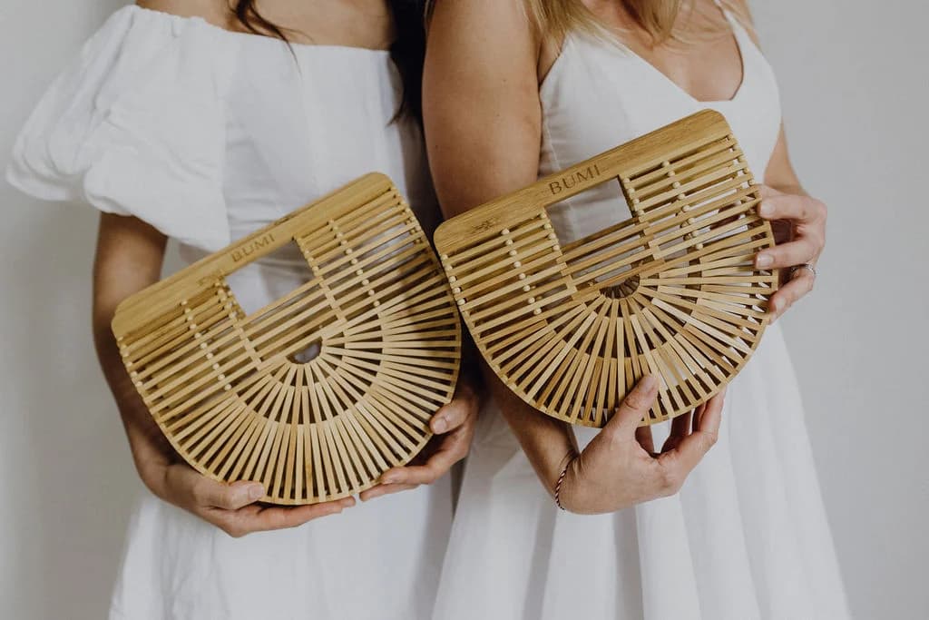 Zwei Frauen mit BUMI Bags im Sommerlook – Lifestyle & Natürlichkeit.