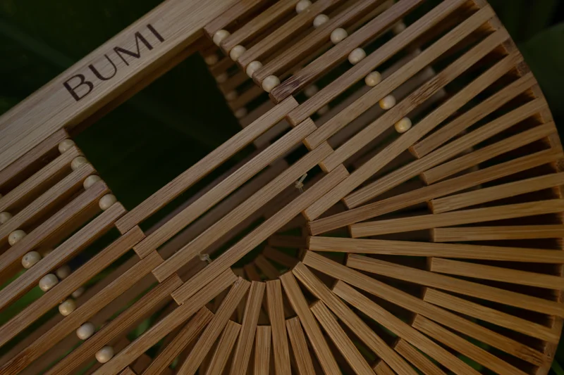 BUMI Gravur mit Tropenblatt – Material und Natur