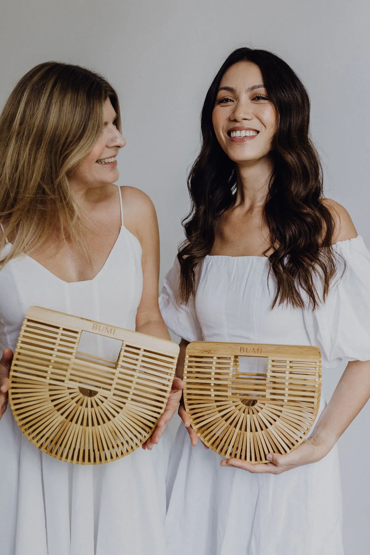 BUMI Bag Natur – zwei Freundinnen lachen