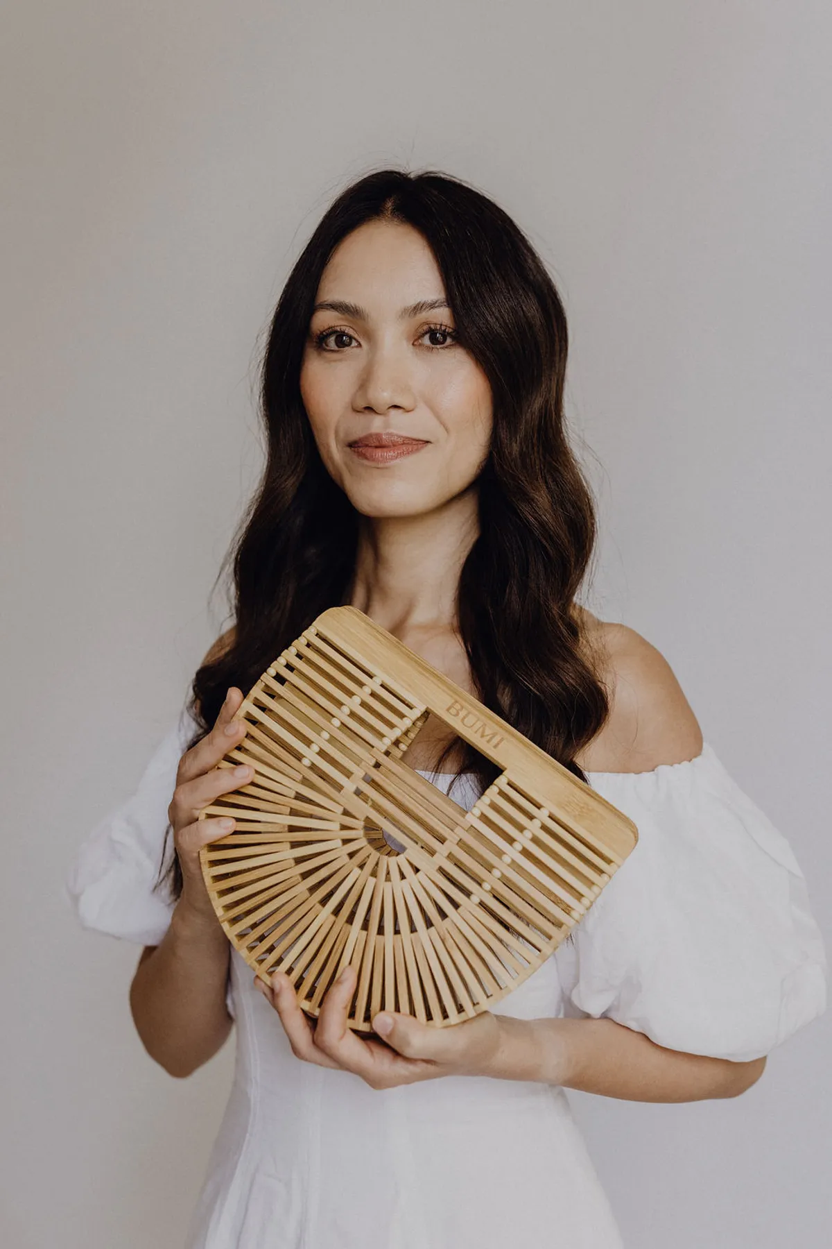 BUMI Bag – Frau hält Tasche vor sich