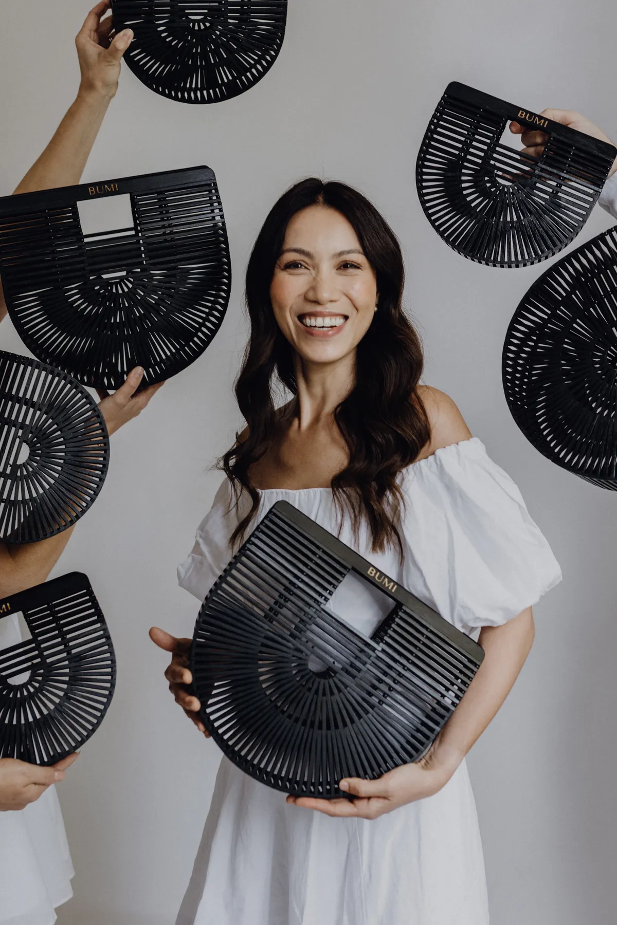 BUMI Bag – mehrere schwarze Bags, Frau lacht