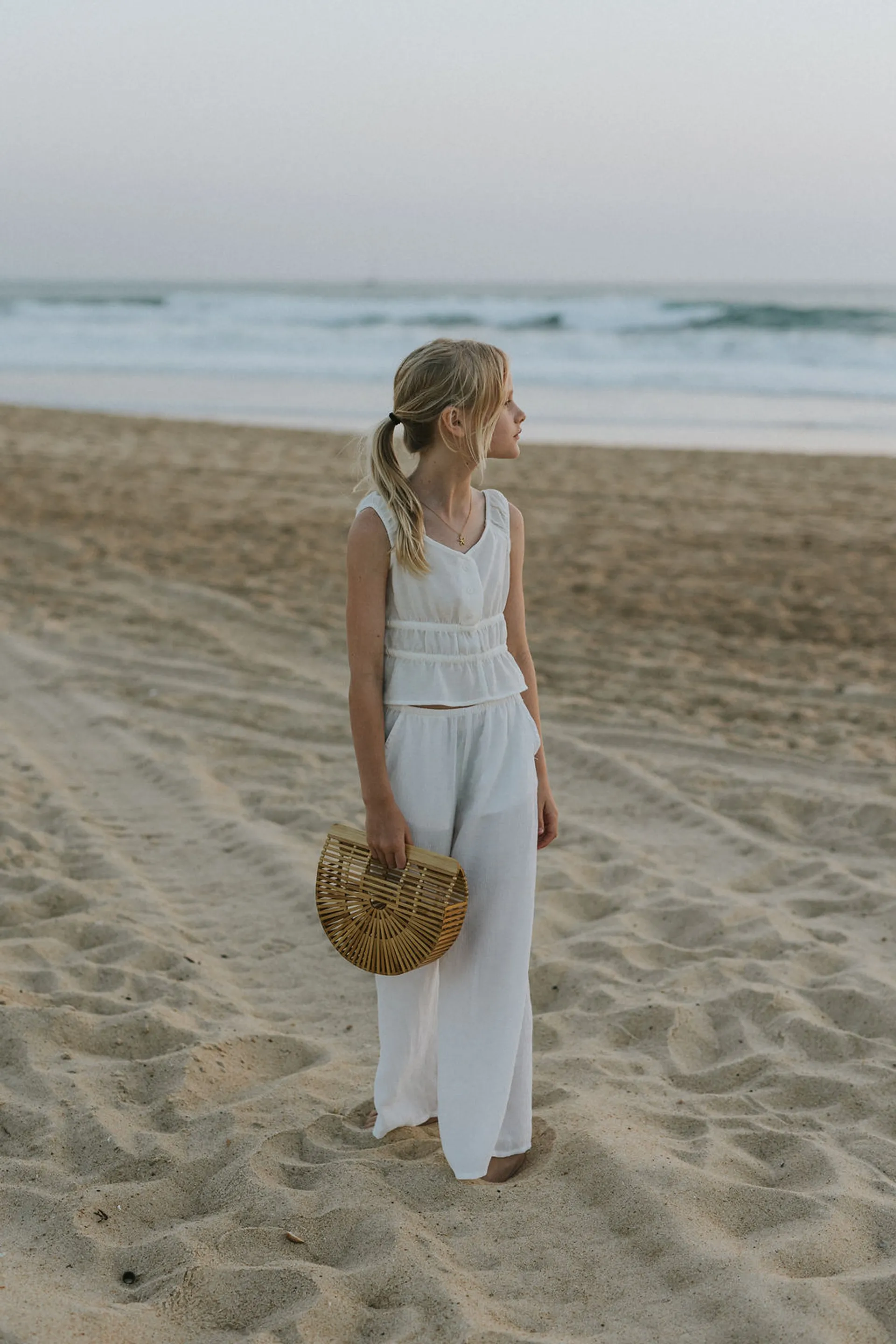 Frau am Strand mit BUMI Bag – Sommer und Sonne